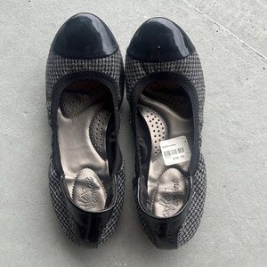 Classic black ballet flat for sale! Size US 8.